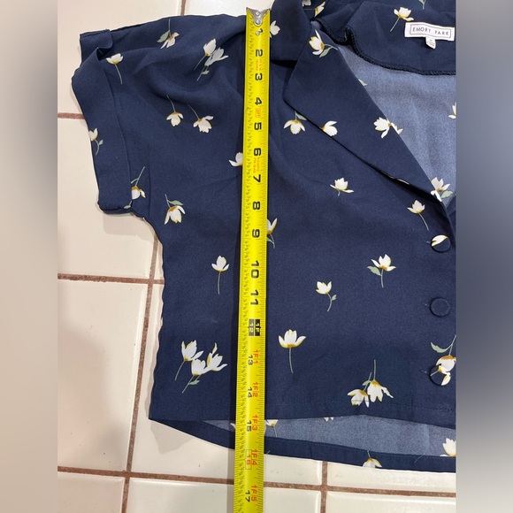 Cropped Floral Button Down Blouse - Picture 5 of 5